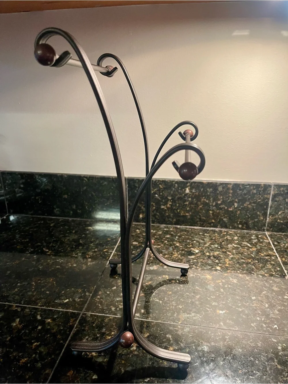 Two-tier towel stand